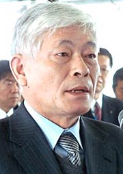 3月31日の退職者辞令交付式であいさつする吉田前総務部長