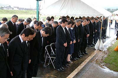 黙とうする参列者