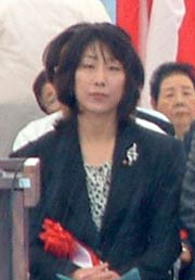 13日、激しい雨の中で行われた常盤橋の開通式に参列した菊田衆院議員