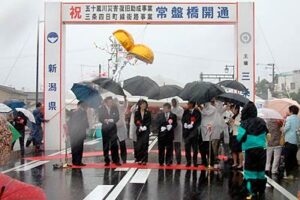7・13水害からまる5年の13日、強い風雨のなかで常盤橋開通式