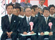 景色もかすむ激しい雨のなかで開通式