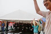 阿部市議の音頭で市民も一緒に万歳三唱
