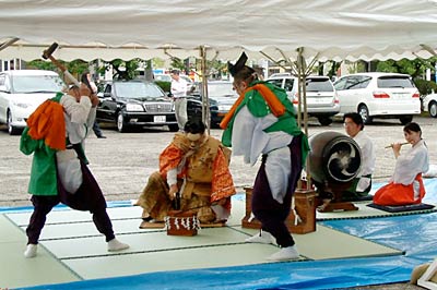 三条市・神明宮の伶人による「三条神楽」の鍛冶にちなんだ「宝剣作の舞」