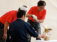 トキめき新潟国体三条市炬火採火式で火をおこす三条鍛冶集団