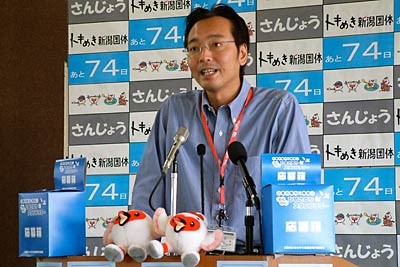 定例記者会見を行う国定三条市長