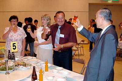 乾杯して会食、いちばん右が小池市長、隣りのアズキ色のシャツが団長