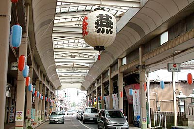 飛燕夏まつり前に戸隠神社前に下がった大ちょうちんや商店街に連なる赤、青のちょうちん