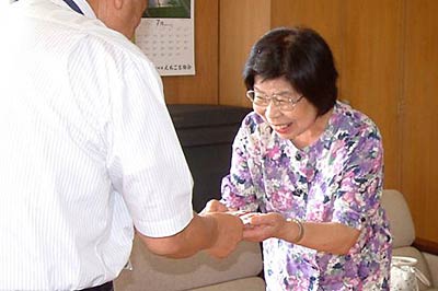 小林燕市長に5万円の寄付を手渡す燕九条の会の丸山副代表