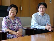 小林燕市長と歓談する丸山副代表と宇佐美事務局