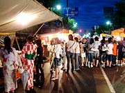 雨雲も吹き飛ぶほど大にぎわいの露店