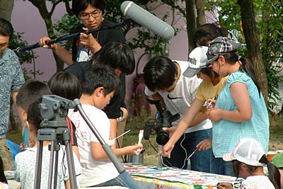 燕市で行われているフジテレビの番組『めざましどようび』のコーナーのひとつ「めざ・まち エコクロック」の製作の取り組みで、U字溝のベンチの製作でテレビ局の取材