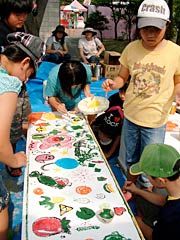 U字溝のベンチのペイントを製作する様子