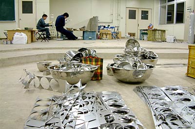 燕製品の廃材を利用して製作に取り組む (1)