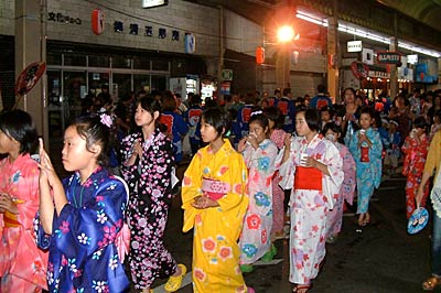 色とりどりの浴衣を着た子どもたちも踊りの輪に