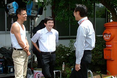 JR三条駅前で左から出演の河合さん、浅利さん、国定市長’