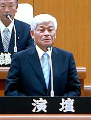 副市長就任のあいさつをする吉田副市長