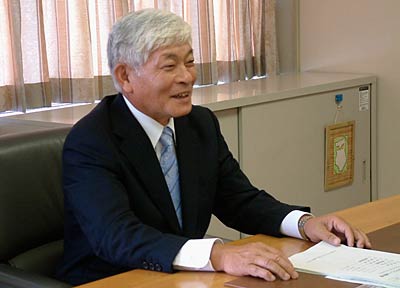 副市長室でデスクに着く吉田副市長