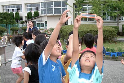 日食観測を行う大崎小学校の2年生
