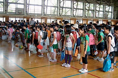 三条小学校1学期の終業式、児童が声を合わせて「さようなら！｝
