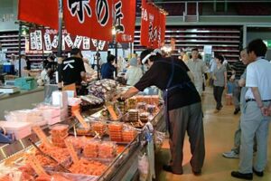 26日まで県央地域地場産業振興センターで開かれている「第6回北海道の味覚と全国うまいもの市」
