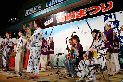 JR吉田駅前のステージでまつり囃子の演奏