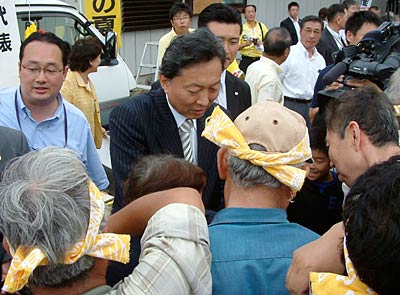 支持者に握手を求められてもみくちゃの鳩山代表