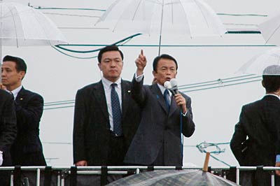 街宣車の上から身ぶり手ぶりで熱弁をふるう麻生首相