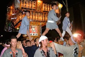 三条夏まつり2日目は商店街夜店市、三条夏神輿が初めて嵐南地区へ繰り出す