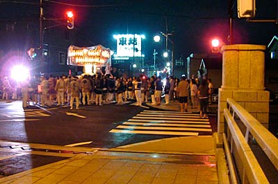 供用開始したばかりの常盤橋前で折り返す神輿