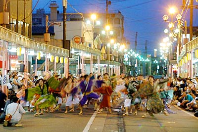 商店街を車両交通止めにして行われた三条総踊り