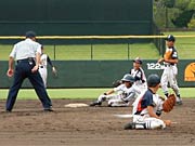 二塁上での緊迫のクロスプレー