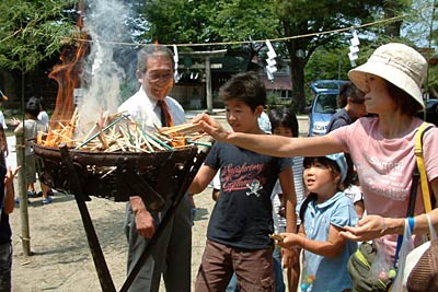 「はしの日」の8月4日に三条市・八幡宮で行われた県央食品衛生協会三条支部の「はし供養祭」