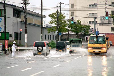 三条市興野地内、国道289号線の角にコンビニ店のある交差点
