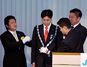 歴代理事長からプレジデンシャルリリースをかけてもらう梨本さん