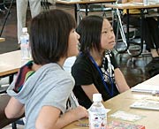 (株)エヌ・シィ・ティの「夏休み子どもリポーター」の小学生