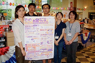大きなちらしを手に「じばさんお盆フェアー」への来場を呼びかける県央地域地場産業振興センター職員