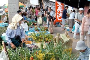 12日の三条中央市場での盆市は久しぶりの青空に恵まれて買い物客でにぎわう