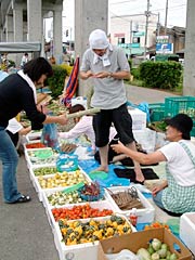 盆棚に飾るホオズキ、ナス、カボチャなどを売る店