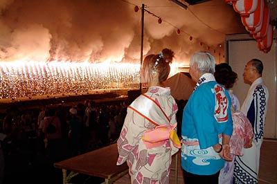14日行われた第24回加茂川夏祭りの大花火大会、大ナイアガラ