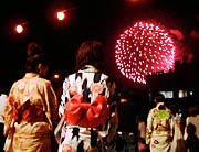 浴衣で花火見物する市民