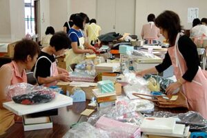 23日の贈答品交換即売会に向けて販売する委託品を受け付け