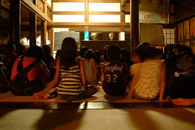 暗くした本堂で人形劇