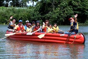 この夏も燕市大曲河川公園から中ノ口川舟下り、200人近くが参加する盛況
