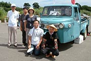 懐かしい三輪車をバックにオーナーら