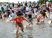 五十嵐川で野趣満点のニジマスのつかみ取り