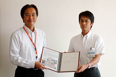 国土交通省の「かわまちづくり支援制度」の認定を受け、信濃川下流河川事務所の石崎所長から認定書を受ける国定三条市長