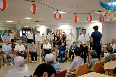 特別養護老人ホーム「うらだての里」につめ切り1丁を寄付、利用者にハンドマッサージをサービスした三条中央ライオンズクラブ