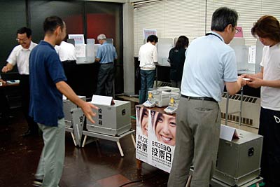 29日夜の三条庁舎での期日前投票の様子