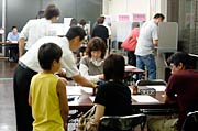 投票者でにぎやかな期日前投票会場