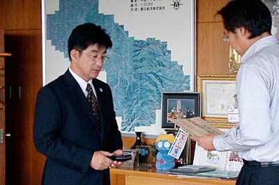 国定三条市長から故岡田市議への叙位と死亡叙勲の伝達を受ける長男の竜一さん